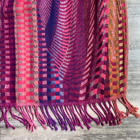 Women's Patterned Scarf With Fringe Ends - Picture 3 of 6